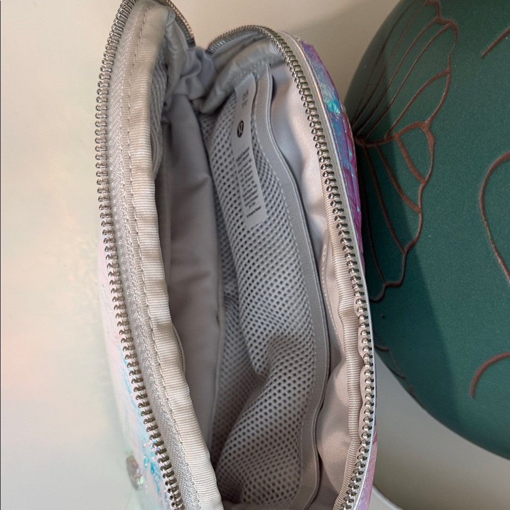 NWOT Lululemon Everywhere Belt Bag 1L *Metal Hardware|Iridescent/Silver - Picture 6 of 9